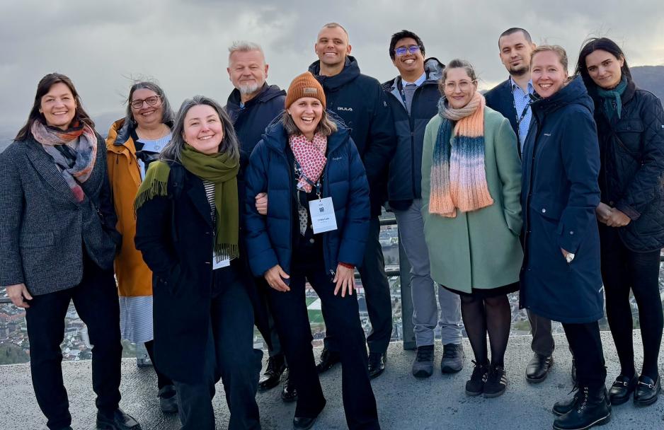 Representanter for Kif-komiteen samlet utendørs i Bergen