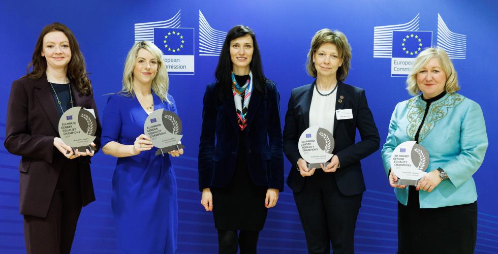 De fire vinnerne av EUs første likestillingspris (fra venstre): Niamh O’Reilly (Maynooth University), Allison Kenneally (South East Technological University), Mariya Gabriel (EU-kommissær), Annika Östman Wernerson (Karolinska Institutet) og Lorraine Leeson (Trinity College Dublin).