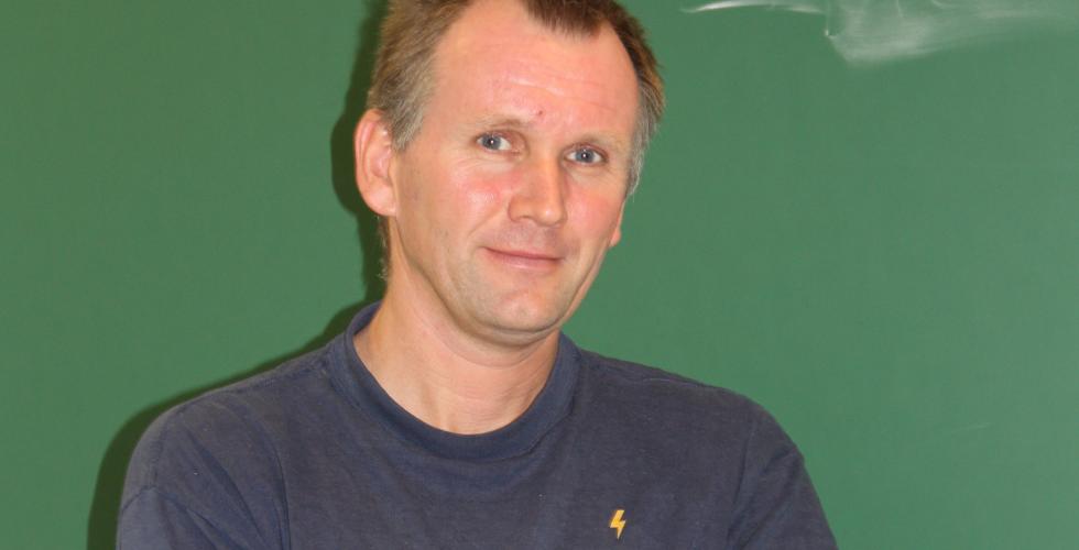 Jan Petter Hansen leder institutt for fysikk og teknologi.
