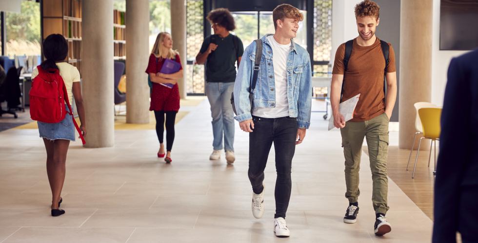 To mannlige studenter på et universitet