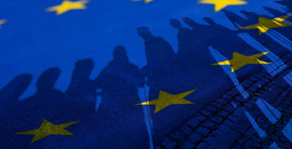 EU-flagg med silhuetter av folk