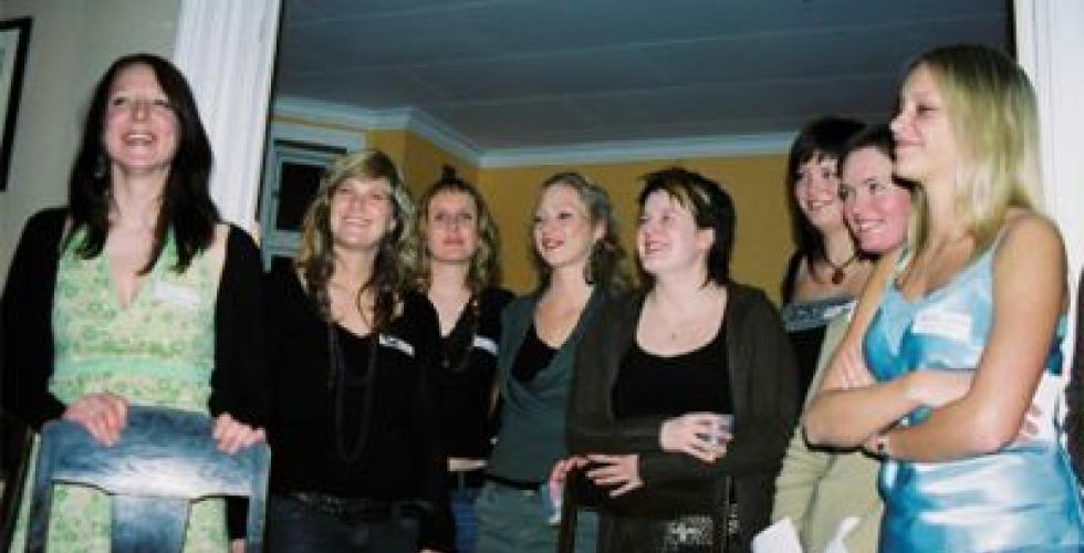 Mange unge kvinnelige studenter samlet
