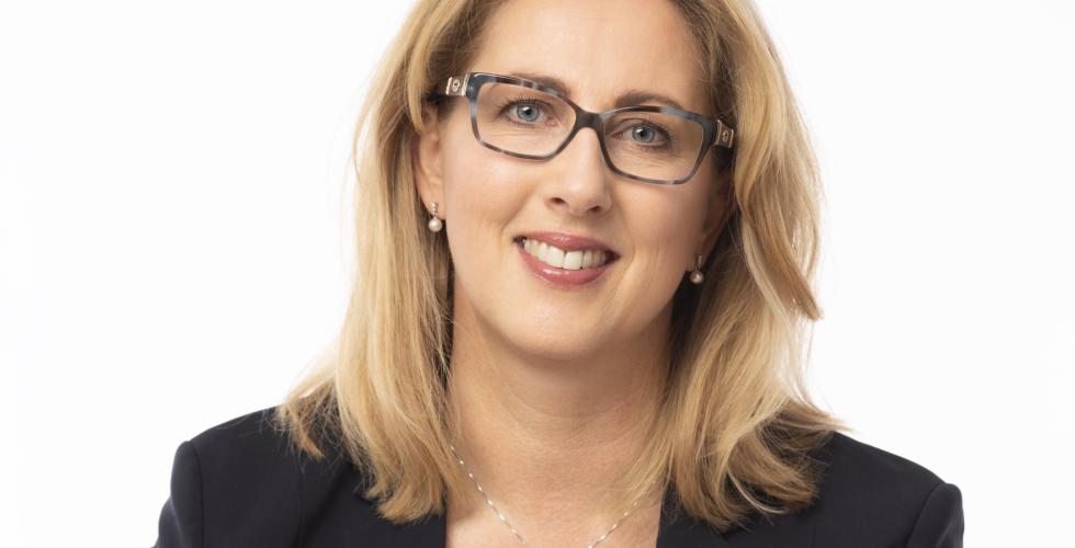 Portrettbilde av Silje Aspholm Hole, direktør for strategi, kommunikasjon og virksomhetsstøtte ved Institutt for energiteknikk (IFE)