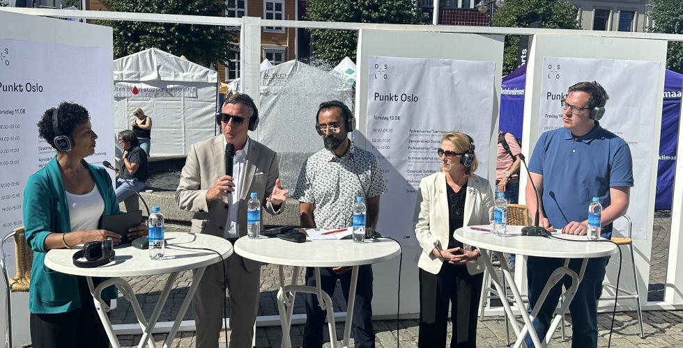 Ordstyrer og fire paneldeltakere på scenen ute på Arendal torv